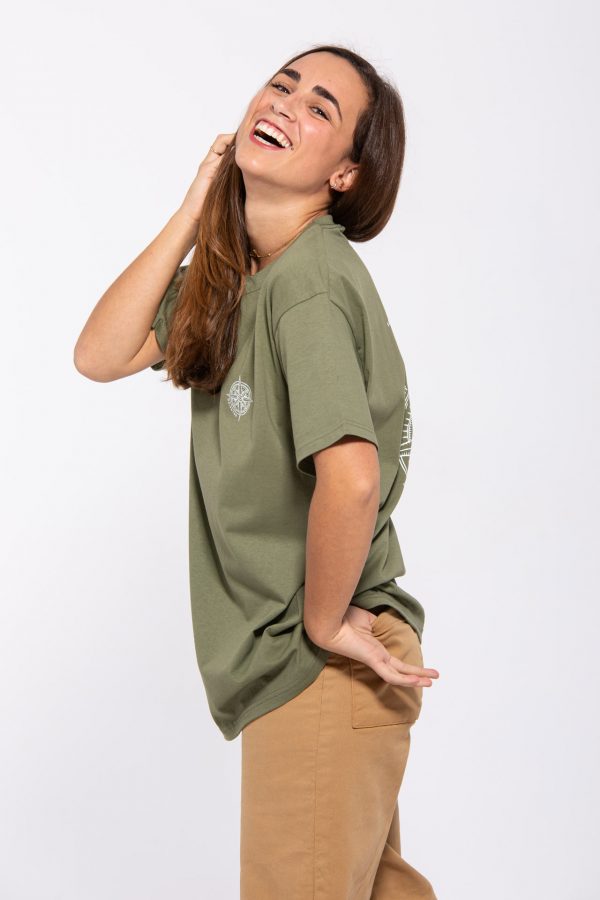 Chica modelo con camiseta color verdoso