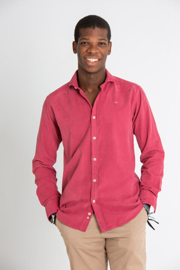 Modelo con camisa en color rojizo