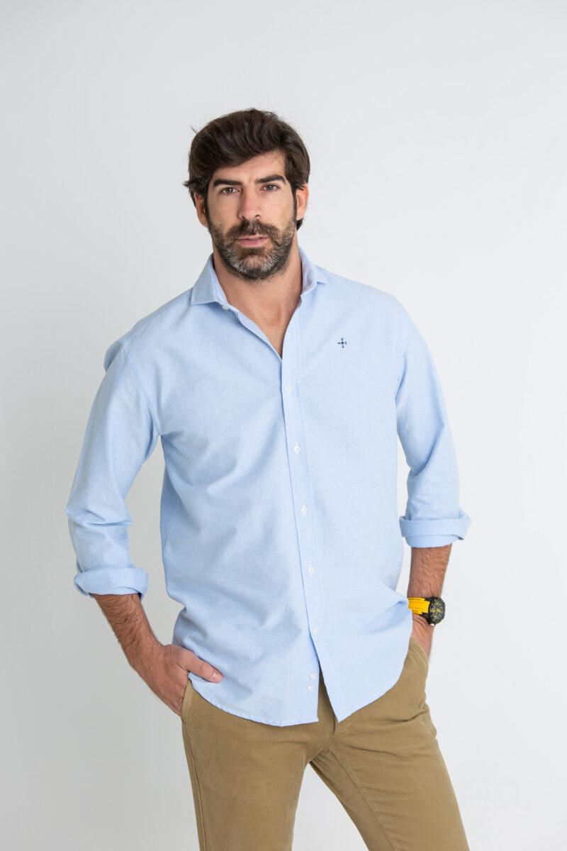 Modelo masculino con camisa de color azul celeste