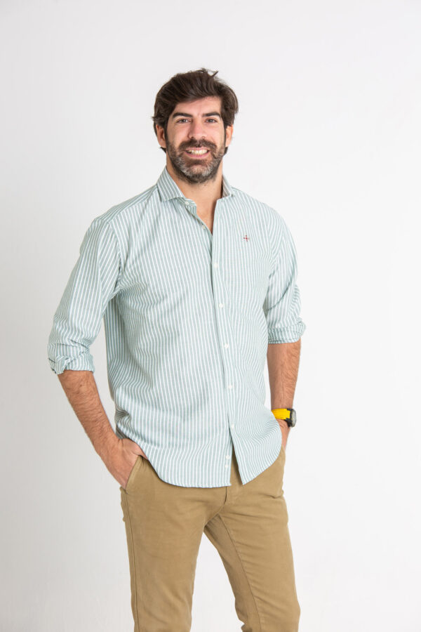 Modelo masculino con camisa de rayas verdes
