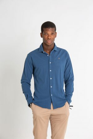 Modelo joven masculino con camisa de punto de color azul