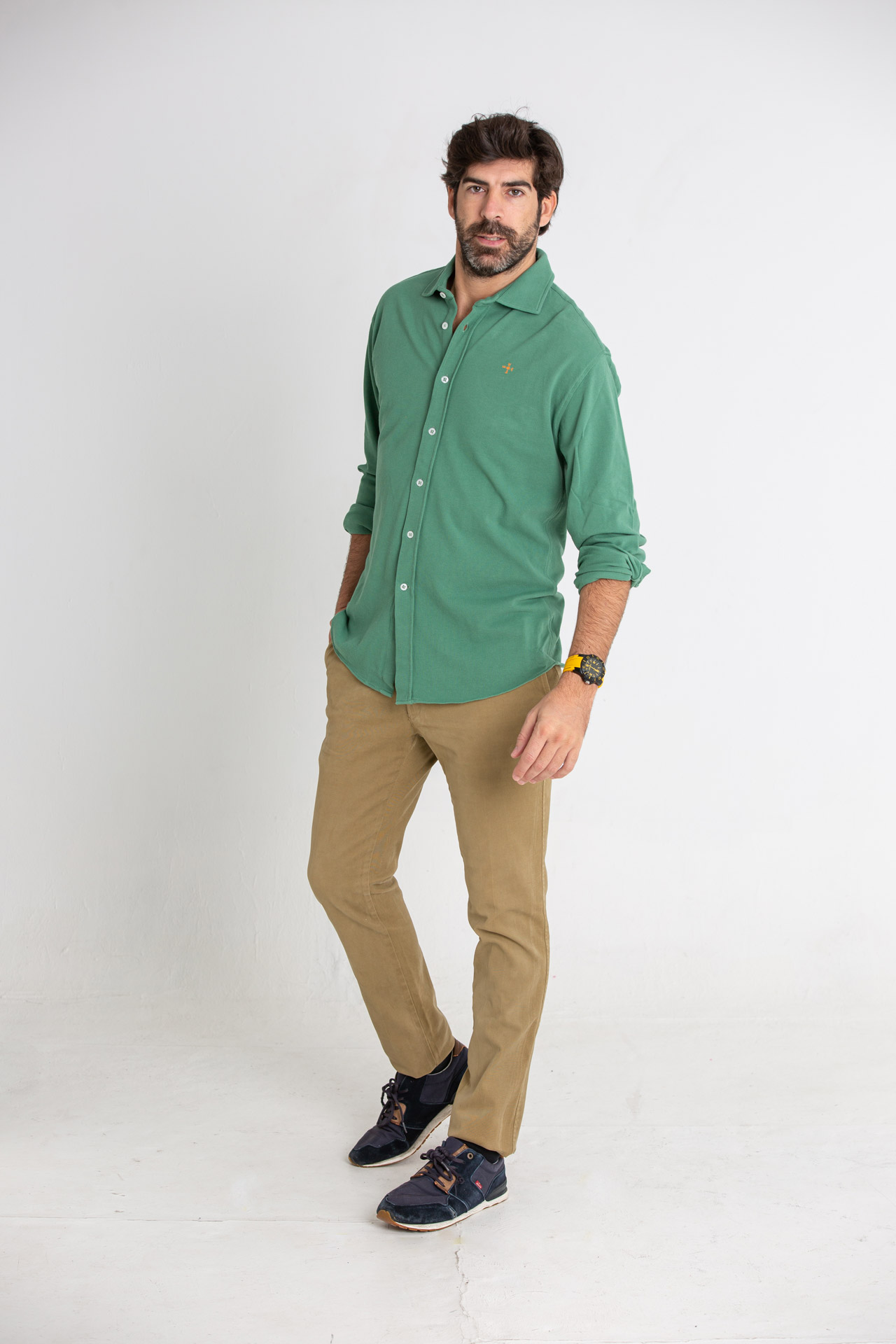 Modelo masculino con camisa de color verde oliva