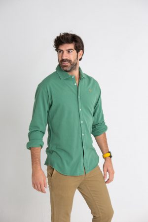 Modelo masculino con camisa de color verde oliva