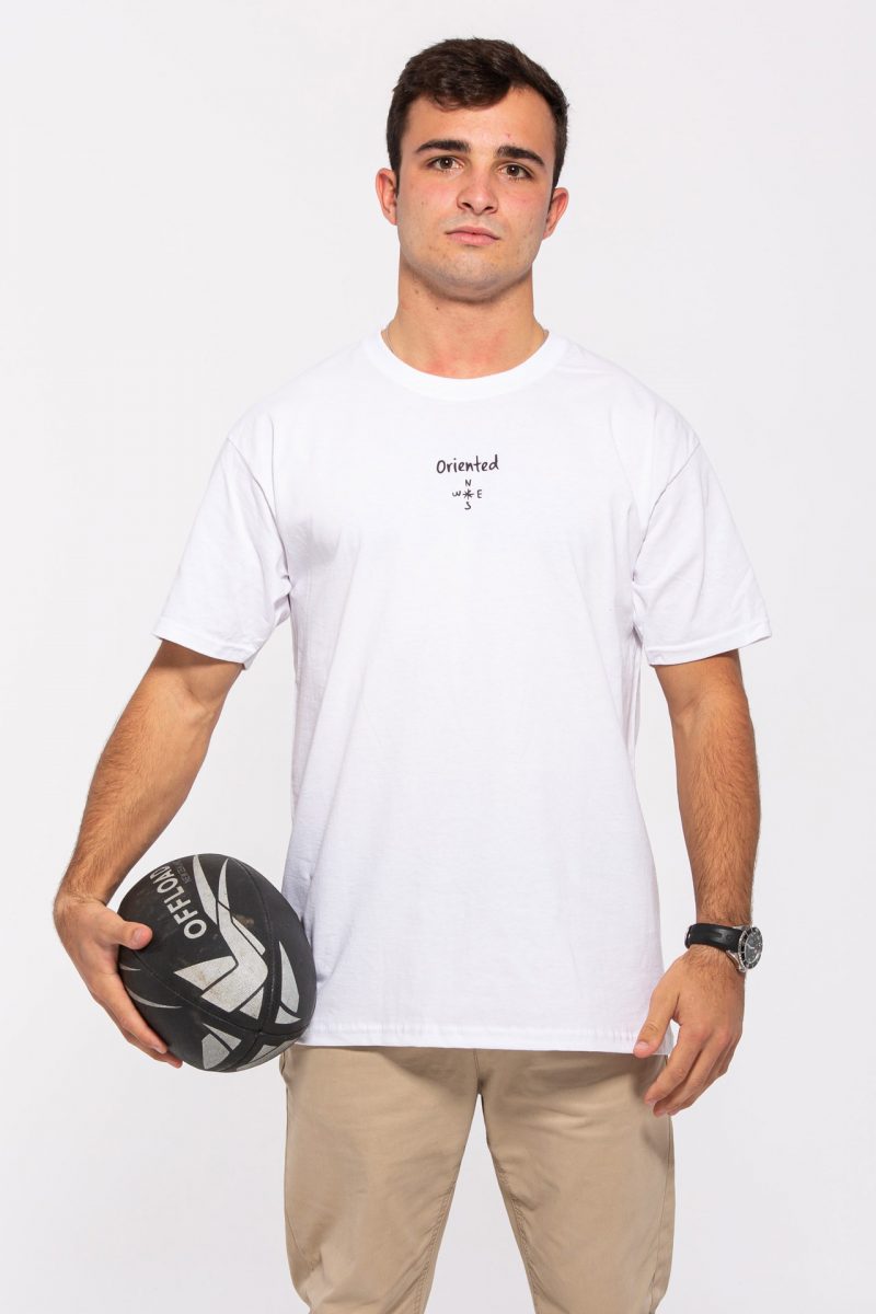 Chico con balón y camiseta blanca