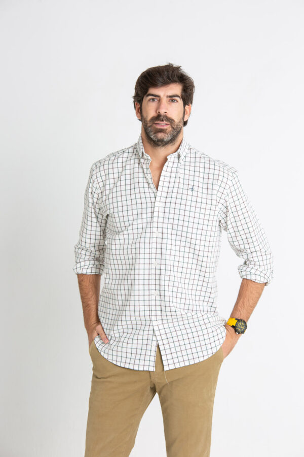 Modelo masculino con camisa de cuadros marrones y verdes